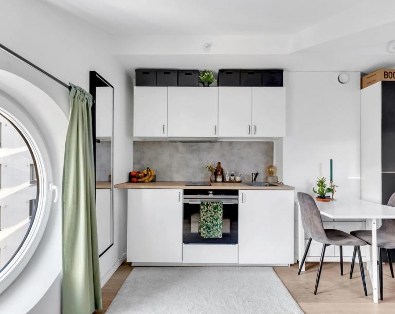 Kjøkkeninnredning fra 2020 med ovn og platetopp